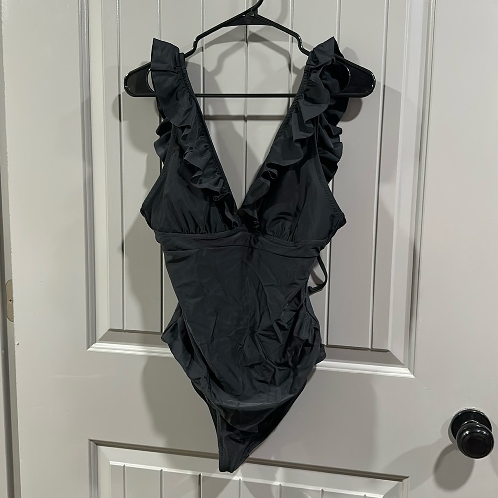 Low cute one piece suit